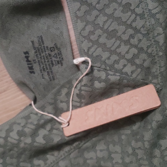 Skims Soft Smoothing Thong - Picture 5 of 6